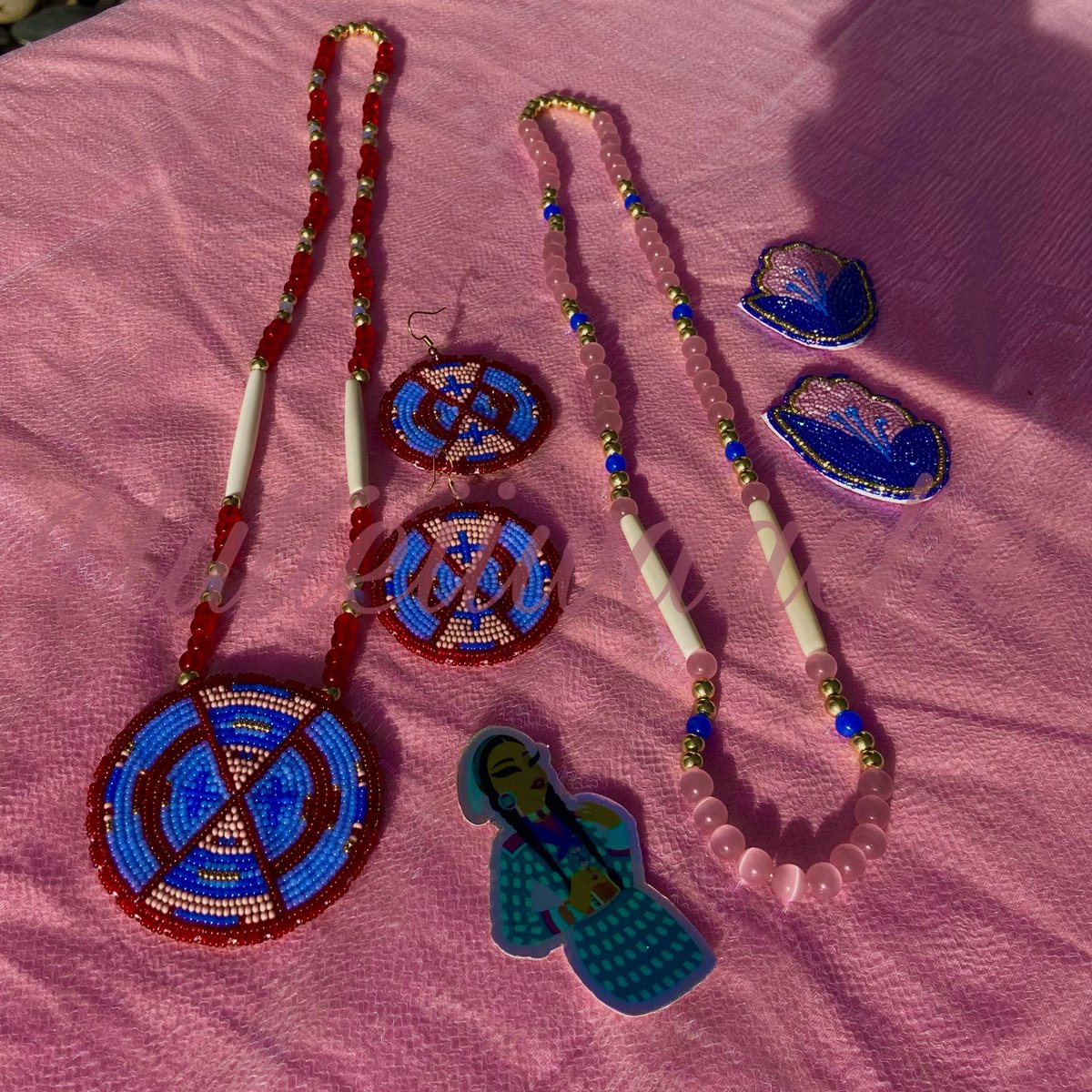 I have these two sets available 🤭💗