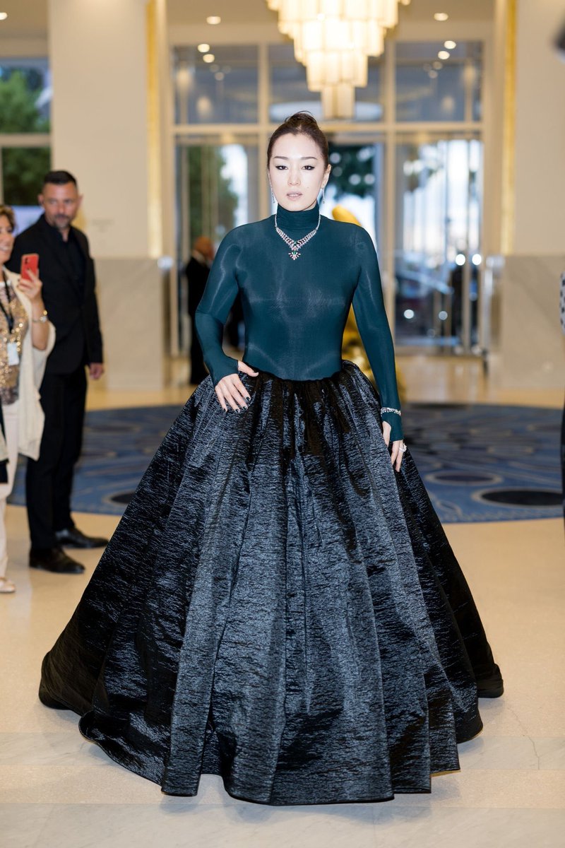 GongLiTHFans's tweet photo. พรมแดง #Cannes2023 เริ่มแล้ว กงลี่รูปเยอะมาก ลงรูปโซนจากโรงแรมก่อนน้า ปีนี้แม่มาแบบเรียบมากๆ แล้วตามสไตล์แม่แหละ เรียบๆแต่ก็มิวาย กระโปรงอุยุอะยะ จะเดินล้มอยู่หลายรอบ วงวารกงลี่ https://t.co/VlEKcjCunj