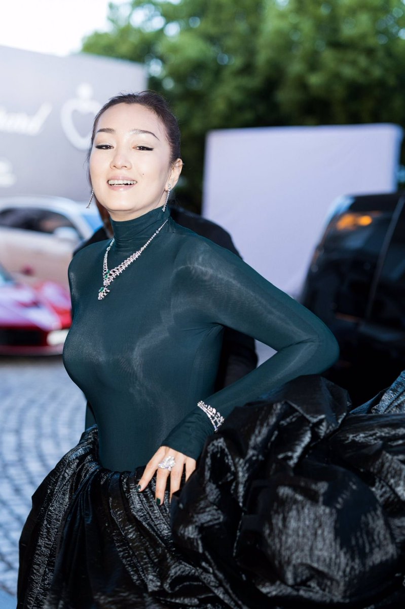 GongLiTHFans's tweet photo. พรมแดง #Cannes2023 เริ่มแล้ว กงลี่รูปเยอะมาก ลงรูปโซนจากโรงแรมก่อนน้า ปีนี้แม่มาแบบเรียบมากๆ แล้วตามสไตล์แม่แหละ เรียบๆแต่ก็มิวาย กระโปรงอุยุอะยะ จะเดินล้มอยู่หลายรอบ วงวารกงลี่ https://t.co/VlEKcjCunj