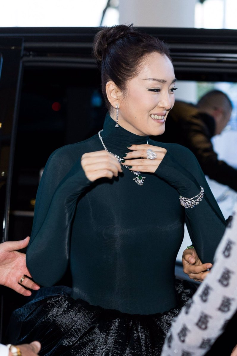 GongLiTHFans's tweet photo. พรมแดง #Cannes2023 เริ่มแล้ว กงลี่รูปเยอะมาก ลงรูปโซนจากโรงแรมก่อนน้า ปีนี้แม่มาแบบเรียบมากๆ แล้วตามสไตล์แม่แหละ เรียบๆแต่ก็มิวาย กระโปรงอุยุอะยะ จะเดินล้มอยู่หลายรอบ วงวารกงลี่ https://t.co/VlEKcjCunj