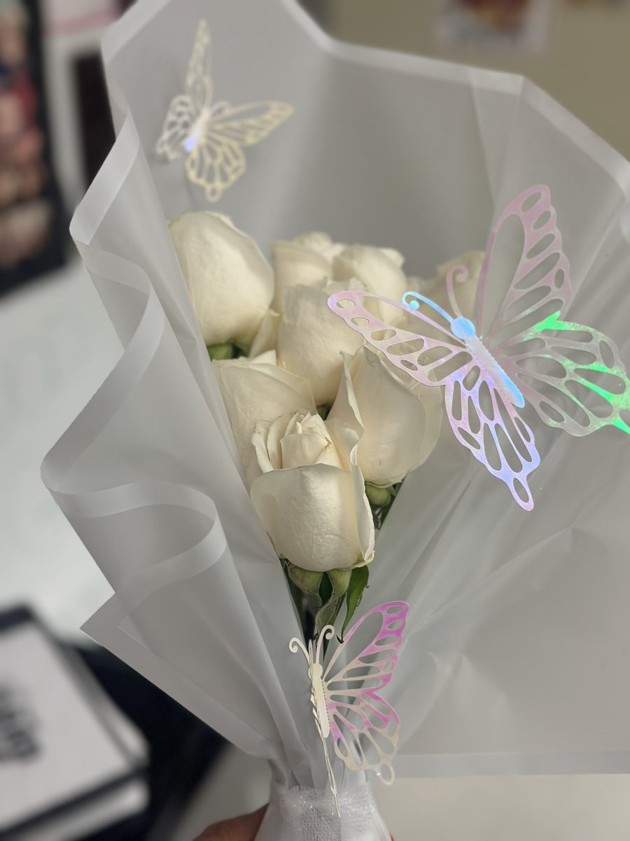 StottDbackmom's tweet photo. When it has just been a day and then you get these from one of your students โค๏ธโค๏ธโค๏ธ #seniorgrad ๐ฅน๐น https://t.co/Kt2AttPbaV