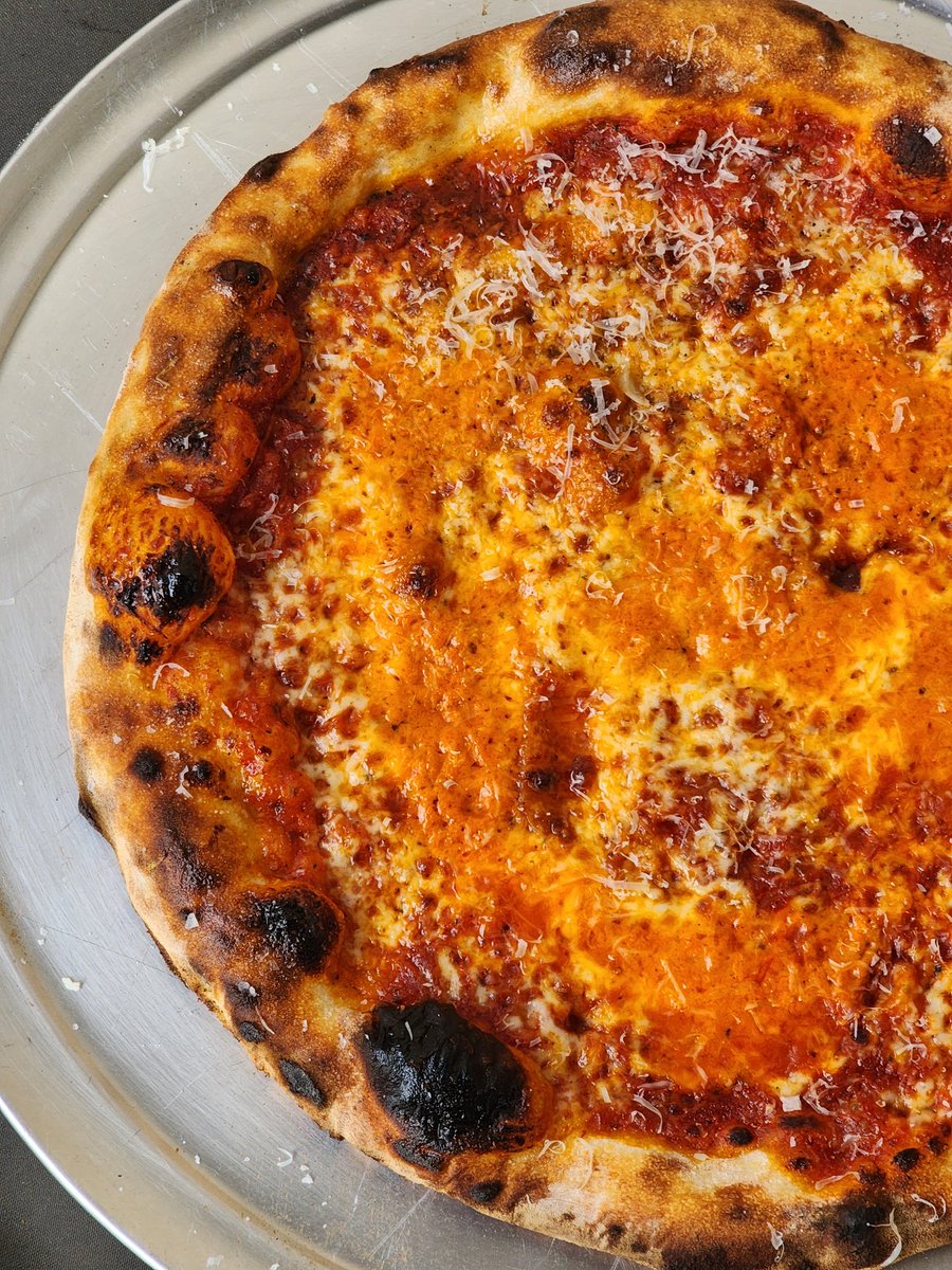 I love mixing traditional tomato sauce with dollops of vodka sauce on my New York pies.  Love the look and contrasting flavors you get.

This beauty baked up nicely, low and slow in my @gozney roccbox.
.
.
#teamgozney #gozneypizzacollective #vodkapie #nypizza