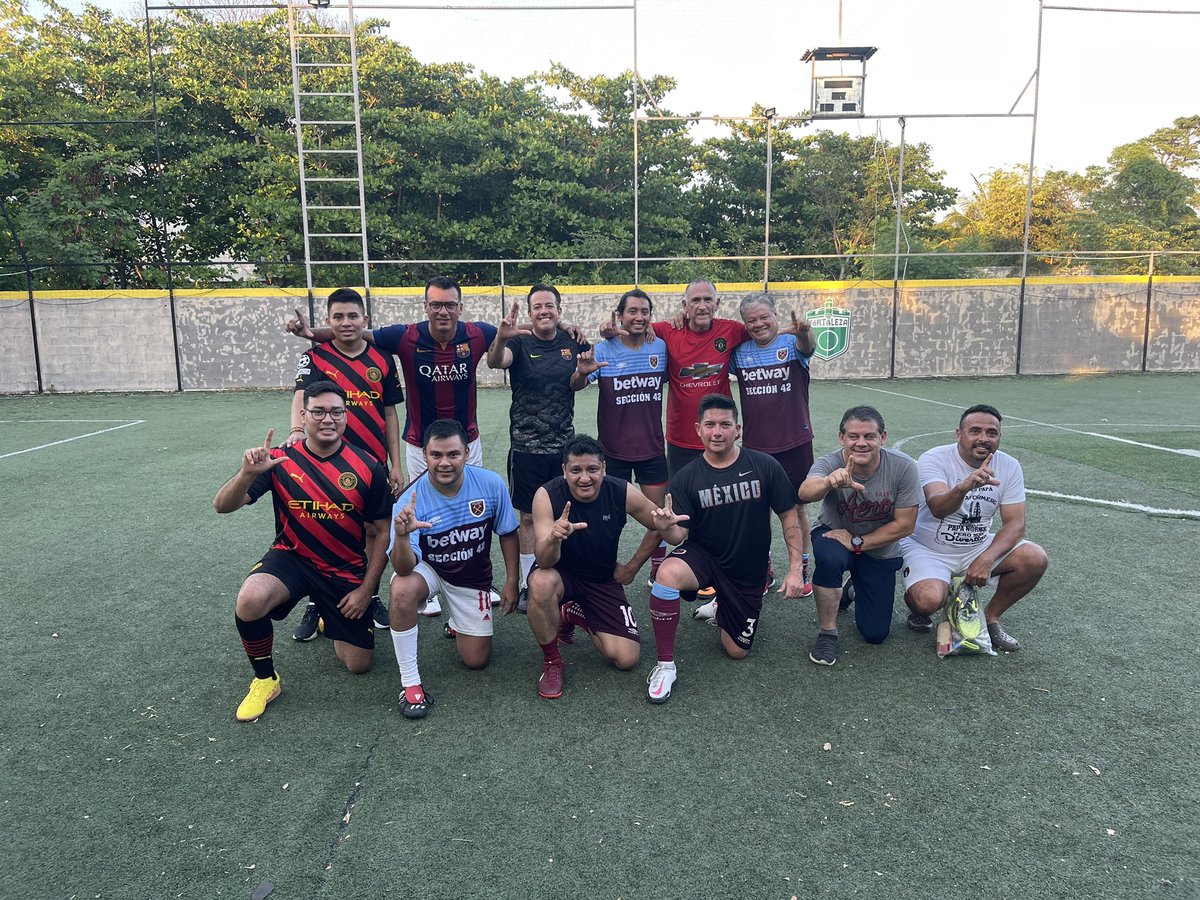 roberto55276096's tweet photo. Juego entre la Plat. Zacatecas (9)  vs (7) Plat. Akal Lima. Donde la conviviencia se vivió al máximo, todo esto gracias a nuestro líder y amigo @lgps03101 y nuestro secretario general @MarcoAzuara1 que nos invitan a seguir con su Política de unidad y trabajo. #masunidosquenunca https://t.co/ogwsi93e2i