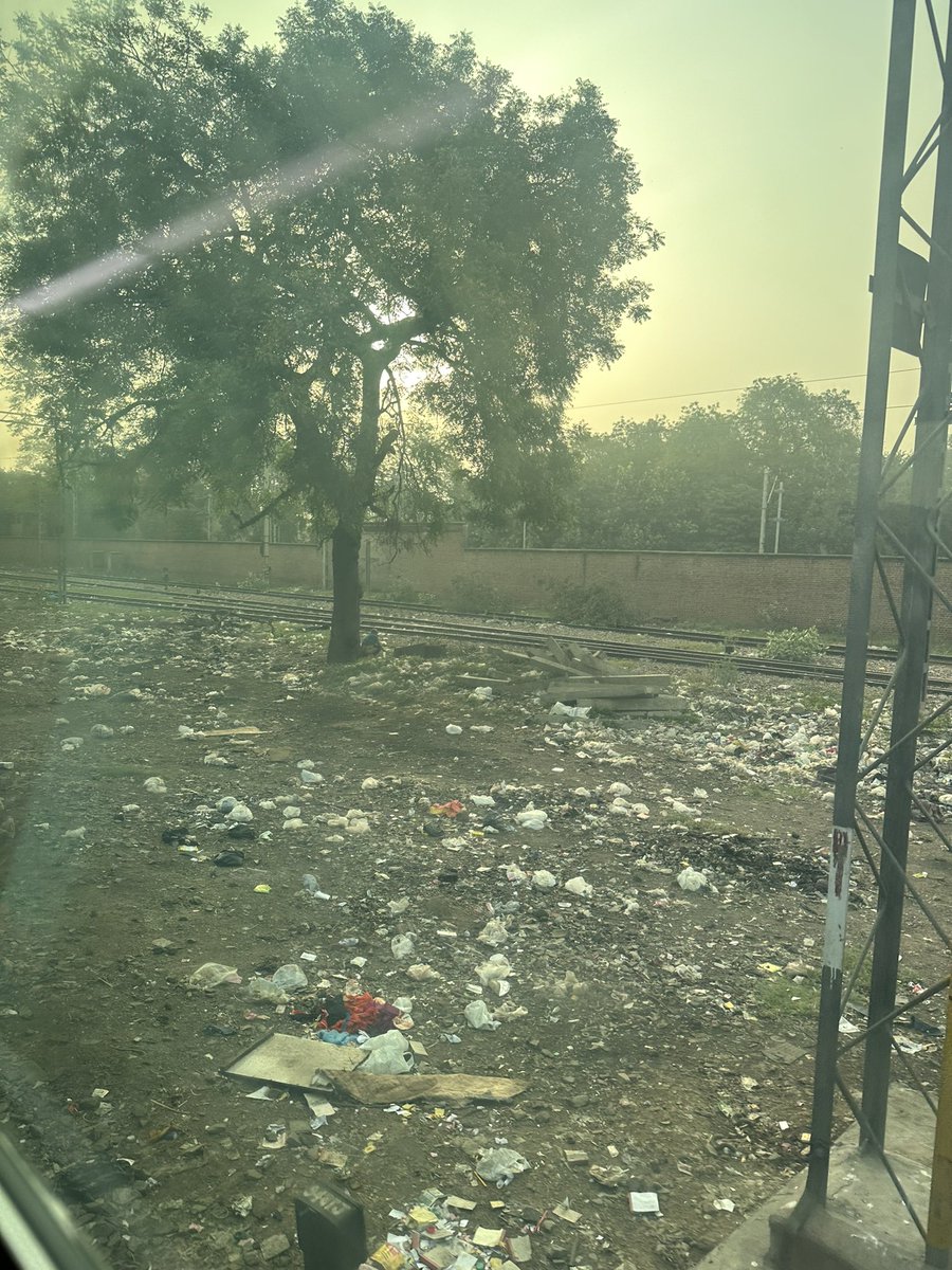 deyratul1986's tweet photo. @AshwiniVaishnaw @IndianRailMedia sir, this is at delhi cantt, is it not possible to get this clean? https://t.co/F3xBYvUrsc