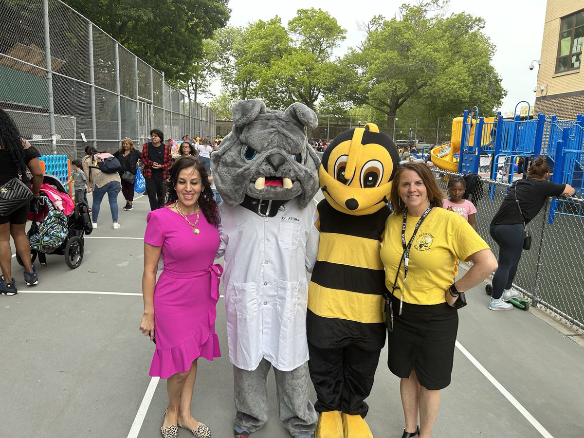 340Bronx's tweet photo. What a beautiful day at the PS 340 &amp; PS 307 Family Carnival! We had the opportunity to bounce, play, and most importantly, make new friends! @CSD10Bronx https://t.co/t1VrRCiesE