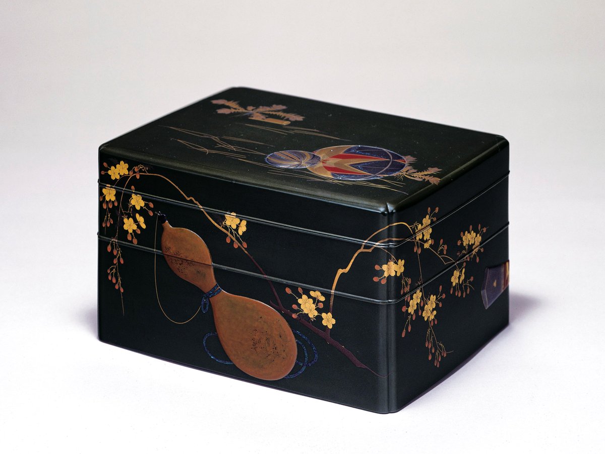 ＼ #大蒔絵展 #徳川美術館 ／

幕末～明治にかけて活躍した名工、柴田是真

是真は青銅塗という、青銅の質感を模した変塗や青海波塗、紫檀塗などの開発を手掛けました

《五節句蒔絵手箱》サントリー美術館　は青銅塗地に高蒔絵、平蒔絵などで文様を

赤、緑、黒、褐色の色漆が良いアクセントに