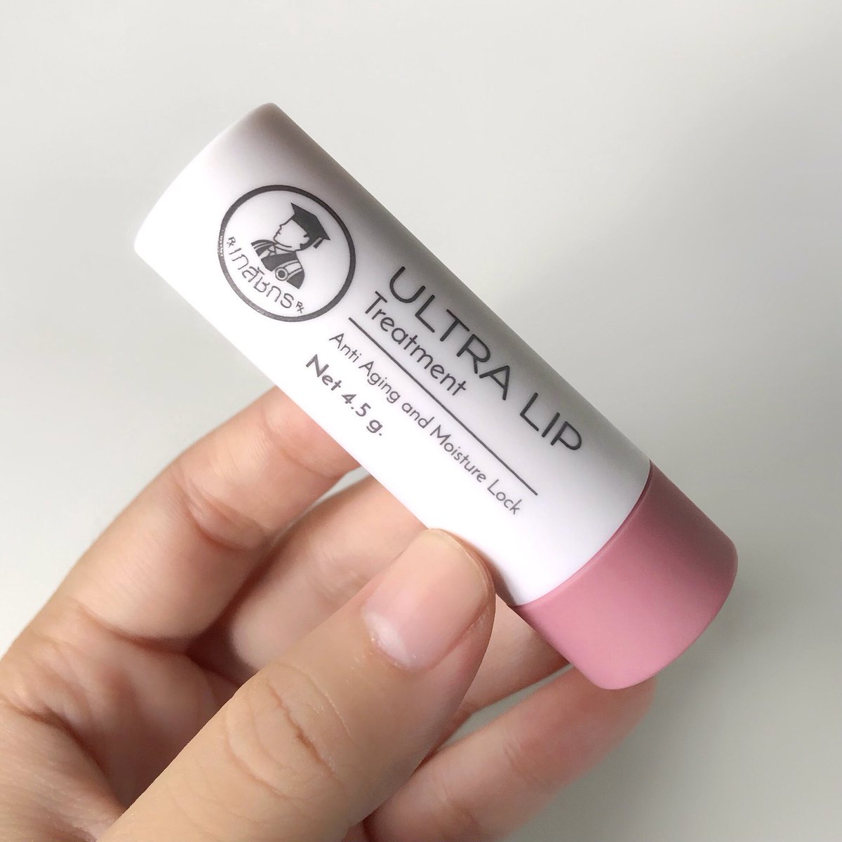 ultra lip ลิปเภสัชแก้ปากคล้ำในตำนาน กูชอบมาก  มันเป็นลิปทรีทเม้น ทาไปเรื่อยๆ ปากอมชมพูขึ้นจริง ปากเนียนนุ่มมาก นุ่มแบบกูอยากจูบตัวเอง 5555555555555 นุ่มนิ่มดีมากอะ