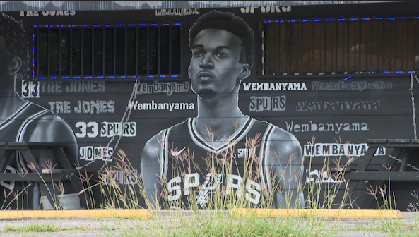 nateryansports's tweet photo. This mural was painted in San Antonio months ago.

It can stay. https://t.co/LAtibo6OtC