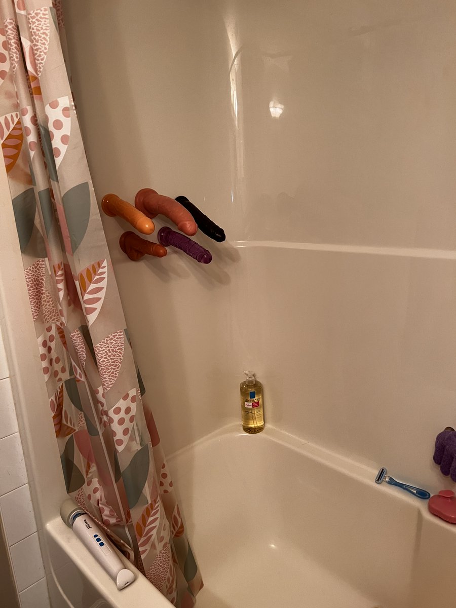Avril Showers 🥚 ⚡ on Twitter "I'm having a busy week!!"