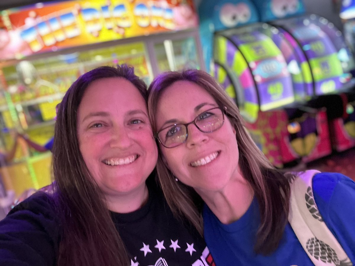 MrsStaub307's tweet photo. Field trip to red carpet at night! @MrBamStafford @MrsBamEducator @KrDucker https://t.co/iIxJzOy1hl