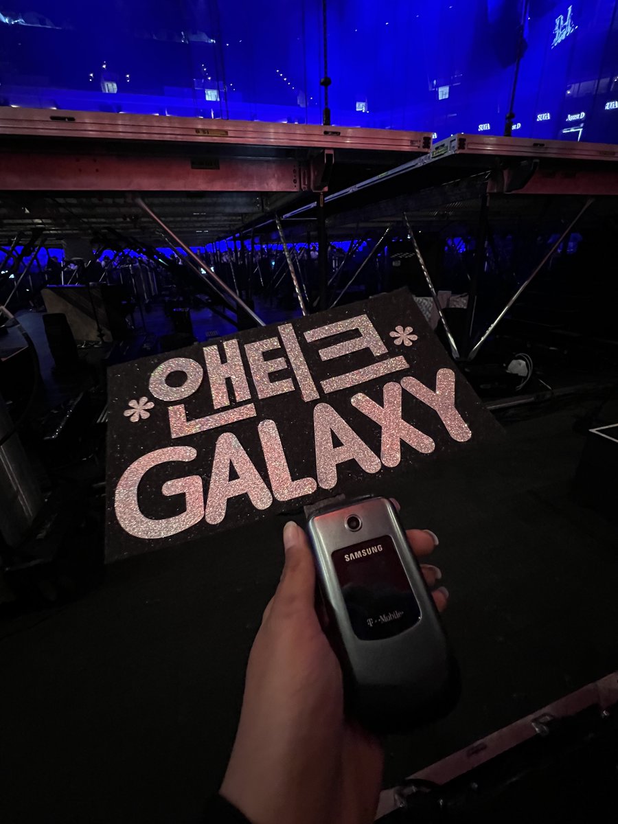 Sq517's tweet photo. You think Yoongi will take my Samsung ? 🤔 https://t.co/exOFH4DNbt