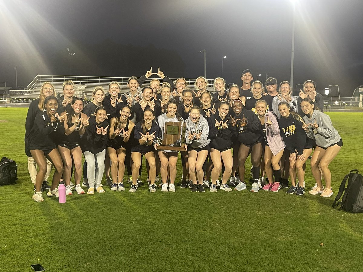 CAStolzenbach's tweet photo. The Wildcats pose with their trophy. https://t.co/VHICC4A1RZ