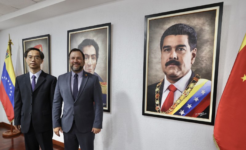 yvangil's tweet photo. #16May Productivo encuentro con la delegación del Partido Comunista de la República Popular China, donde acordamos avanzar mucho más en el intercambio e iniciativas políticas de ambas naciones como también entre el PSUV y el PCCh. https://t.co/43UWmcmz7F
