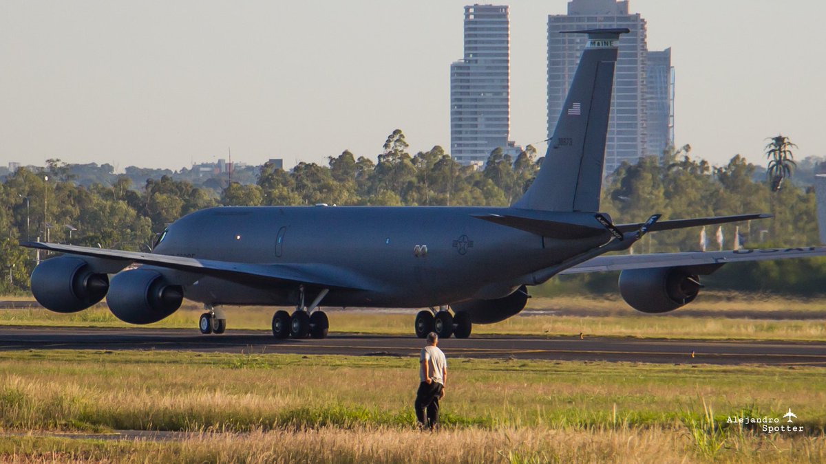 16 de Mayo del 2023
Llegaba por la pista 02 este KC-135 Stratotanker de la #USAF, Dia bastante caluroso y mucho humo por el aire, llegue tarde para capturar el aterrizaje, solo me quedo fotografiarlo ya en tierra
.
.
.
📸: Canon T3i 18-135mm
