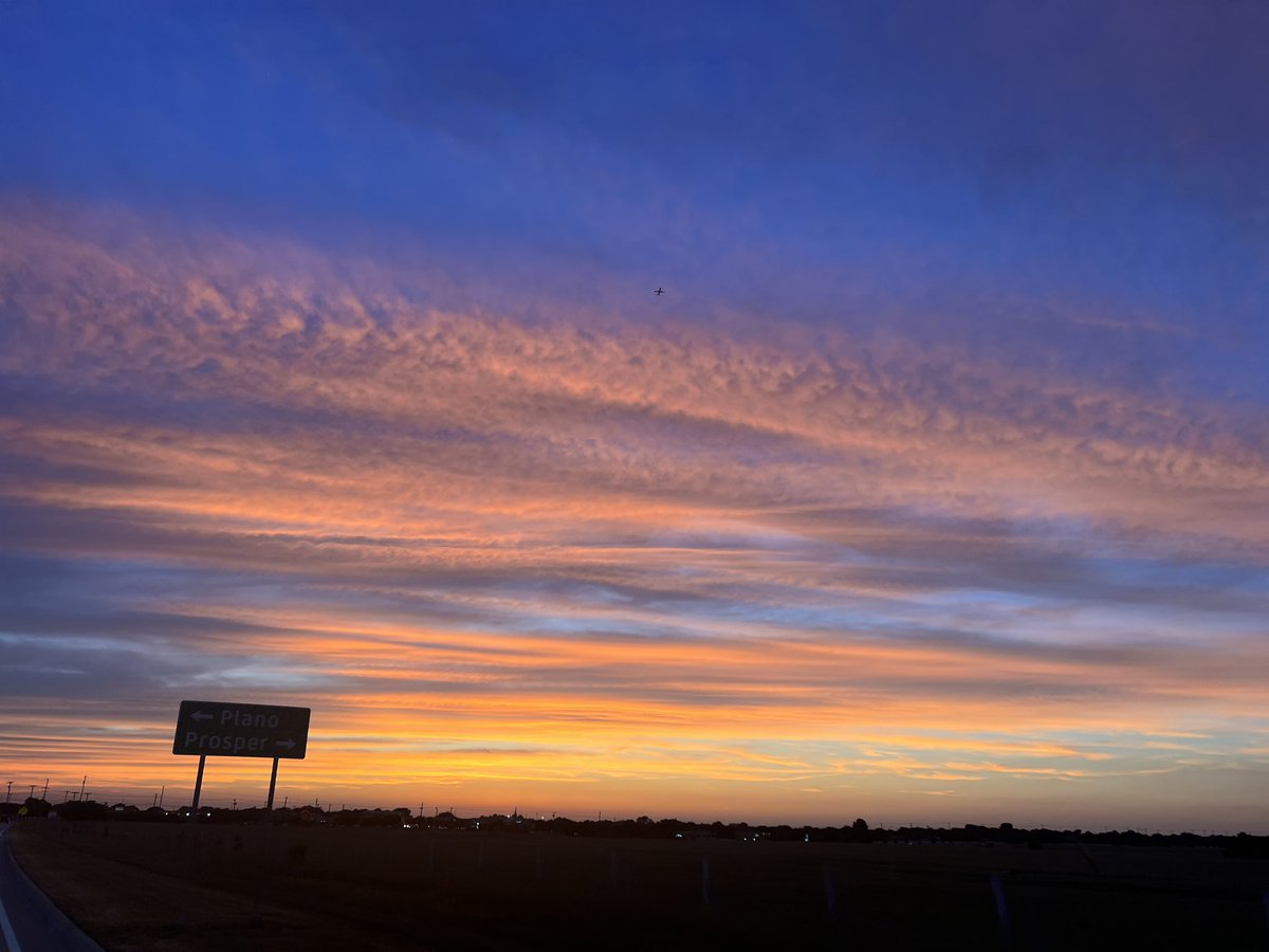 HolaChurchLady's tweet photo. Spanish word of the day:
atardecer (sunset)
#nofilter #txsunset https://t.co/EenqbBz4FZ