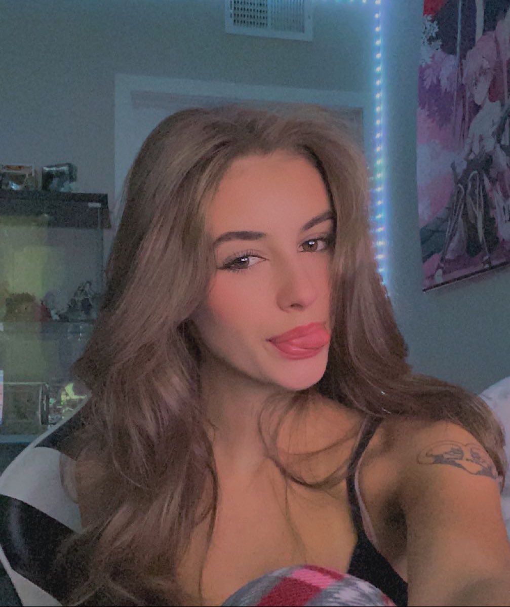 Eva Cudmore on Twitter "live rn 💋 https //m.twitch.tv/evacudmore_"
