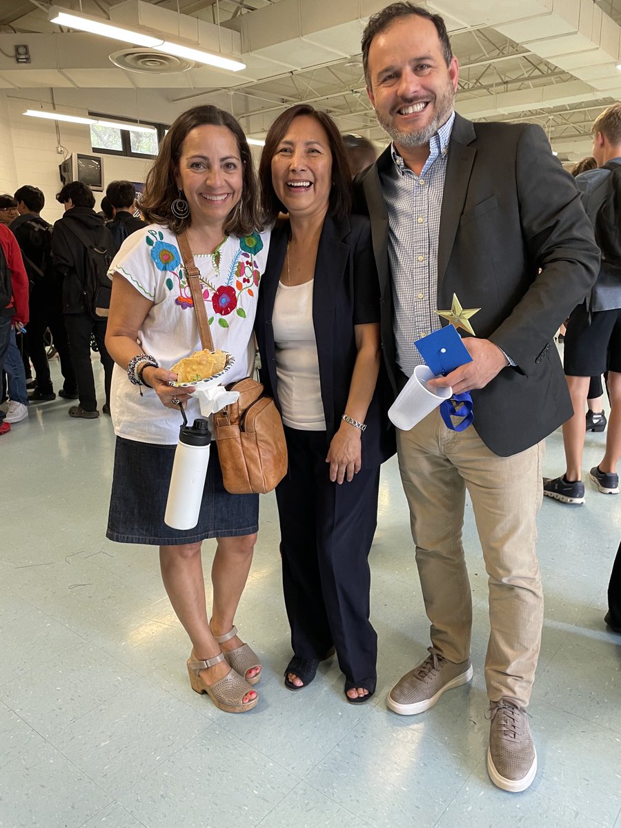 Gracias to these Dual Language Pioneers! #SiSePuede #AISDProud ⁦@Matias_AISD⁩ ⁦@AISDMultilingue⁩ ⁦@LivelyFalcons⁩