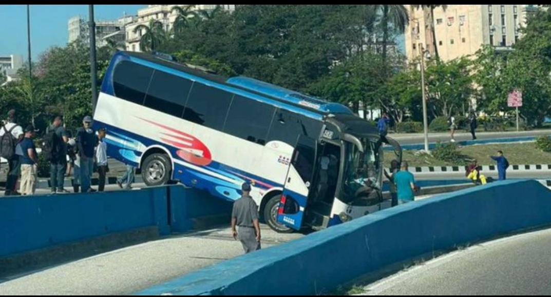 SDYhabana's tweet photo. Guagua Comunista que vino del exterior a vivir a Cuba se suicida por falta de combustible. https://t.co/LEfBZjcRdP