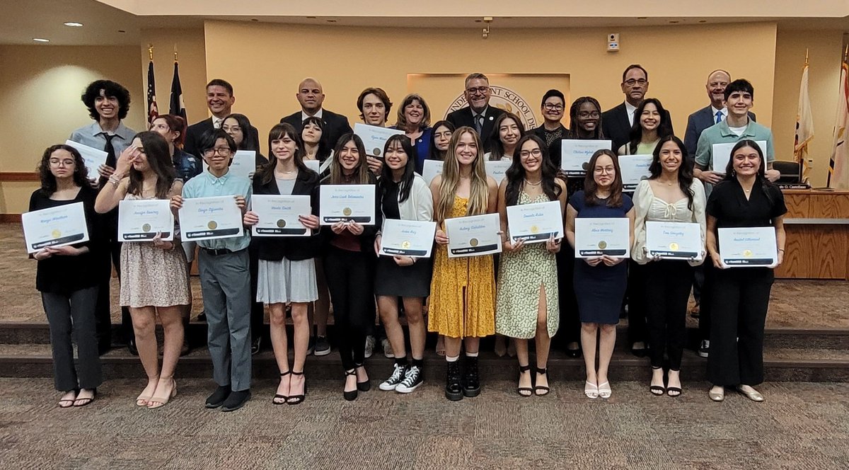 Huge shoutout to our Rams for being  recognized during today's  board meeting. You guys are RAMazing!!!!
@_MHSSTUCO @AnaPlayer_MHS @MontwoodHS
#Excellence #Earnyourhorns