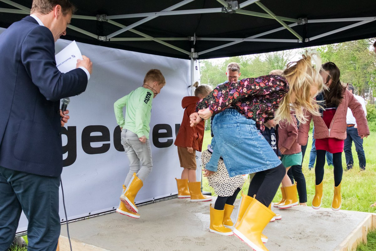 At yesterday's groundbreaking, a drummers group led the way to the construction site, and enthusiastic children left their footprints in concrete as a lasting reminder to the future generations for whom the greenhouse research is being conducted.
@BL_CampusVenlo <a href="/UMCampusVenlo/">UMCampusVenlo</a>