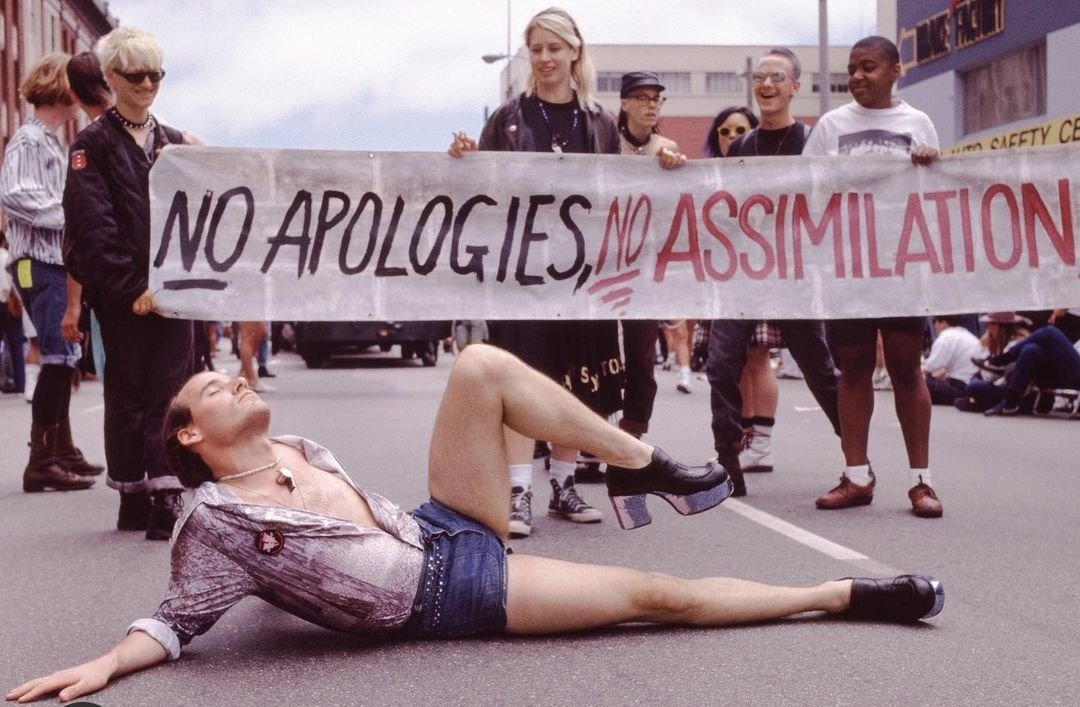 Un 17 de maig es va despatologitzar l'homosexualitat treien-se de la llista de malalties mentals. Aquí seguim rebent hòsties, atur i sent considerats una minoria amb drets en un annex. La LGTBfòbia es transforma, però nosaltres portem tota la vida transformant-nos. #LGTBIfòbia