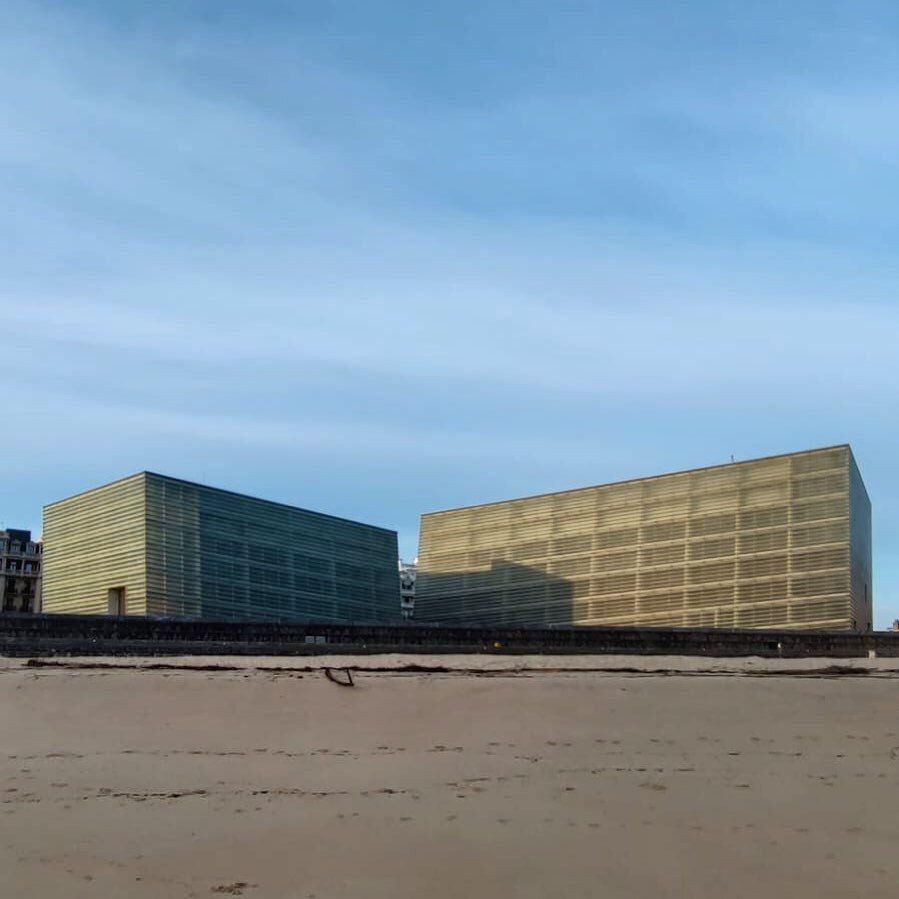 Egun on a los madrugadores que pasean por la playa!
.
#donostia #donostiasansebastian #sansebastian instagr.am/p/CsVToxhNpS_/