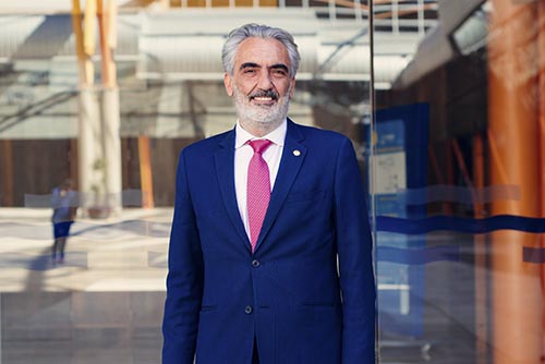 _ElObservador_'s tweet photo. PRIMICIA. Luis Callejón, expresidente de AEHCOS, se presenta a decano del Colegio de Arquitectos de Málaga en solitario, si sale elegido formará la Junta de Gobierno con miembros de las otras candidaturas que quieran colaborar en el proyecto. @l_callejon 
https://t.co/Tcup19aawJ https://t.co/DmNylL9mVY
