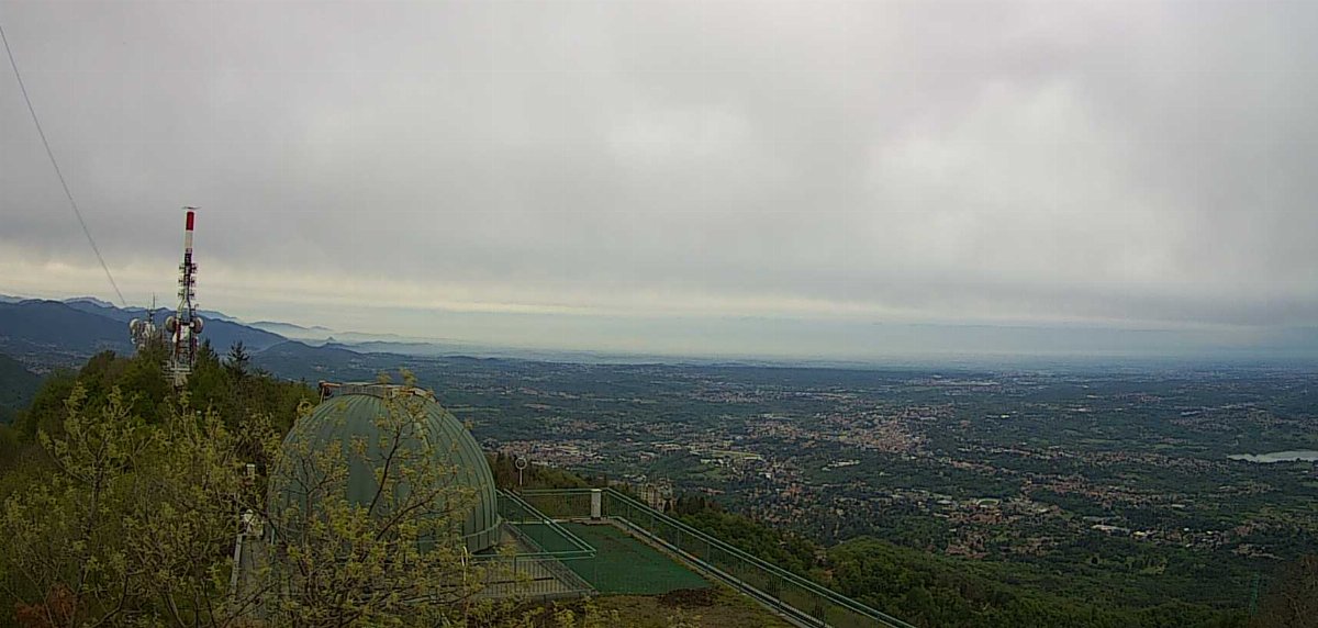 astrogeo_va's tweet photo. Meteo di oggi: molto nuvoloso con piogge sparse sulla bassa padana, specie al mattino, poi locali rovesci saranno possibili nel pomeriggio sulla fascia prealpina e pedemontana. Non esclusa qualche schiarita irregolare. https://t.co/N9SeeUXawa