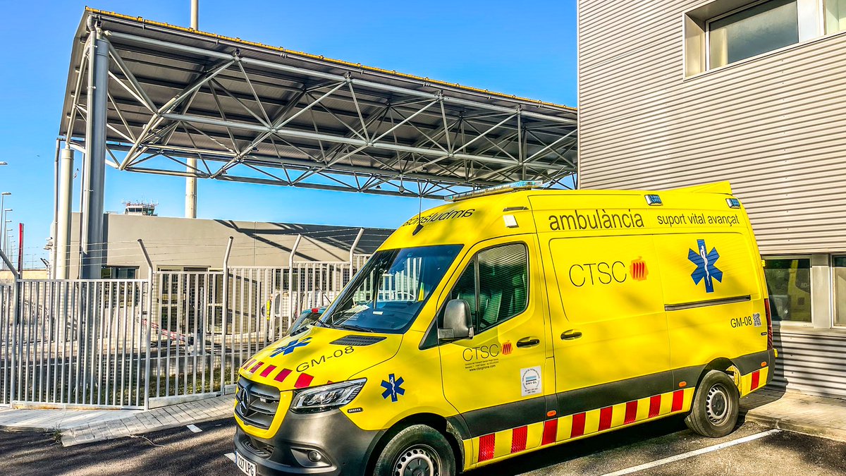 CTSCGirona's tweet photo. 🔵 ¡Buenos días! Hoy iniciamos servicio con esta preciosa fotografía de una de nuestras SVA🚑 desde el Aeropuerto de Girona (@aena). ¡Vamos equipo! https://t.co/9MbYymKcip