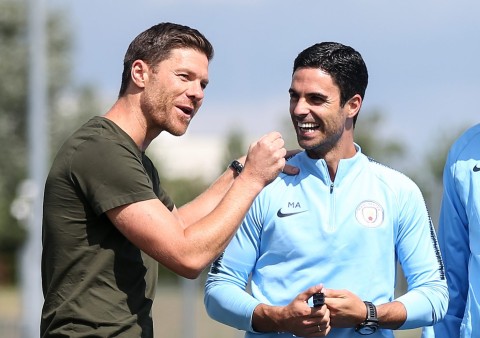 Xhaka close to signing for Bayer Leverkusen, Xabi Alonso is their manager. Mikel Arteta with childhood friend Xabi Alonso😭❤