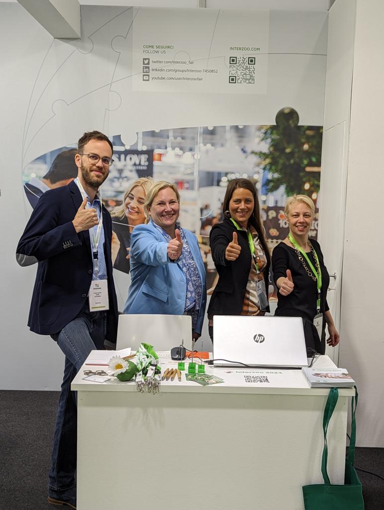 The always smiling #interzoo team is happy to help you plan your next big trade show presence.

Find us at #zoomark, hall 29 stand F07 and apply for #interzoo2024 😻🦜🐟🐕: bit.ly/interzoo24-app…

#petindustry #teamplay #connect #tradefair #exhibition #petfood #petsupplies