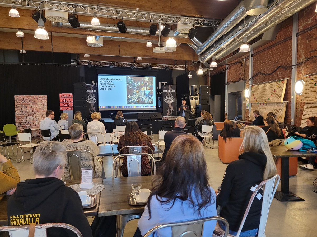 lappetta's tweet photo. Jyväskylän tapahtumajärjestäjien aamukahvilla puhumassa Tapahtumateollisuus ry:n toiminnanjohtaja Sami Kerman. Suomen suurtapahtumastrategian antia ja tapahtuma-alan tulevaisuus agendalla. #jyväskylä #tapahtumakaupunki #tapahtumat https://t.co/H0m9mUxVKg