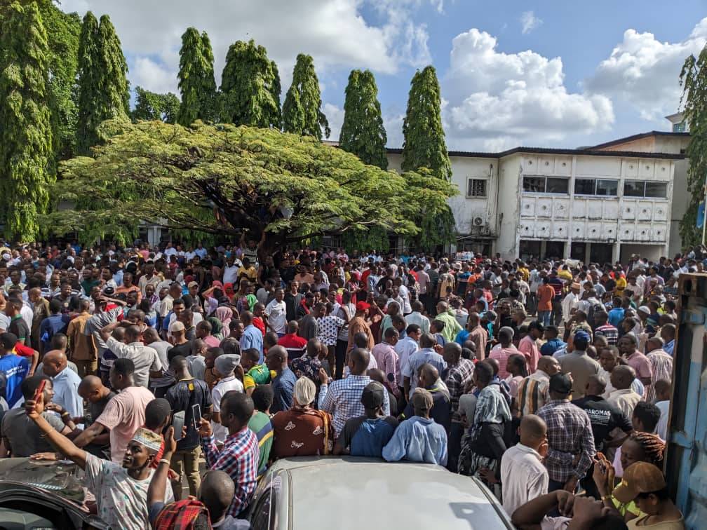 ExMayorUbungo's tweet photo. HAKUNA KULALA MPAKA KIELEWEKE.

Mmejaza polisi wengi mkajua mtatutisha....?

HII NDIYO KARIAKOO BHANAAAA https://t.co/a4CnKkTsXN