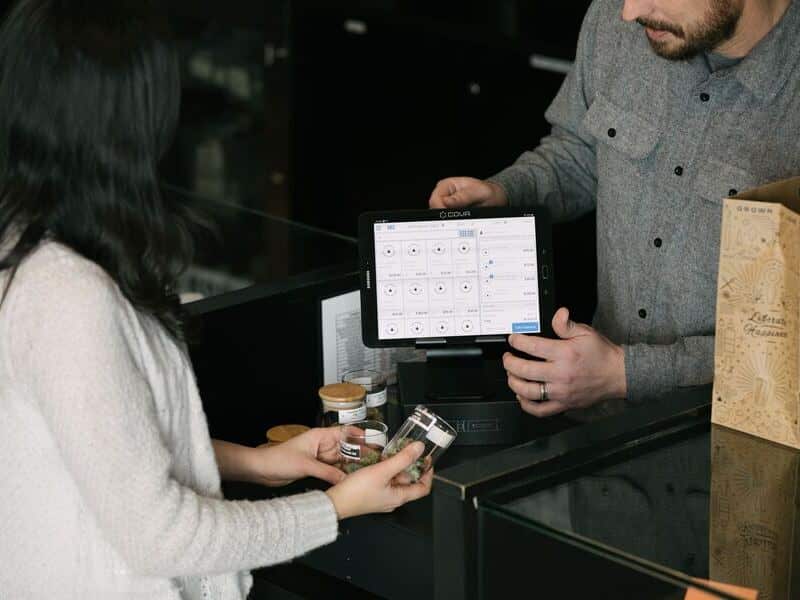 Le BtoC (B2C) est un acronyme fréquemment rencontré dans le monde du commerce. Mais que signifie-t-il exactement ? Le présent guide vous éclaire sur cette notion.

Qu’est-ce que le BtoC ou « Business-to-Consumer » ?

compte-pro.com/btoc-quest-ce-…