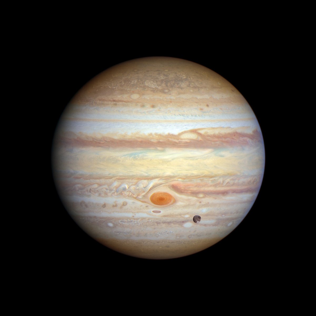 The Moon will pass in front of #Jupiter today. 

If you live in northern Europe you can watch this lunar occultation &amp; say #HelloJupiter! 

Check if the event is visible from your location at 👉in-the-sky.org/news.php?id=20…

👇Here #Jupiter as seen by <a href="/HUBBLE_space/">HUBBLE</a> in January 2023