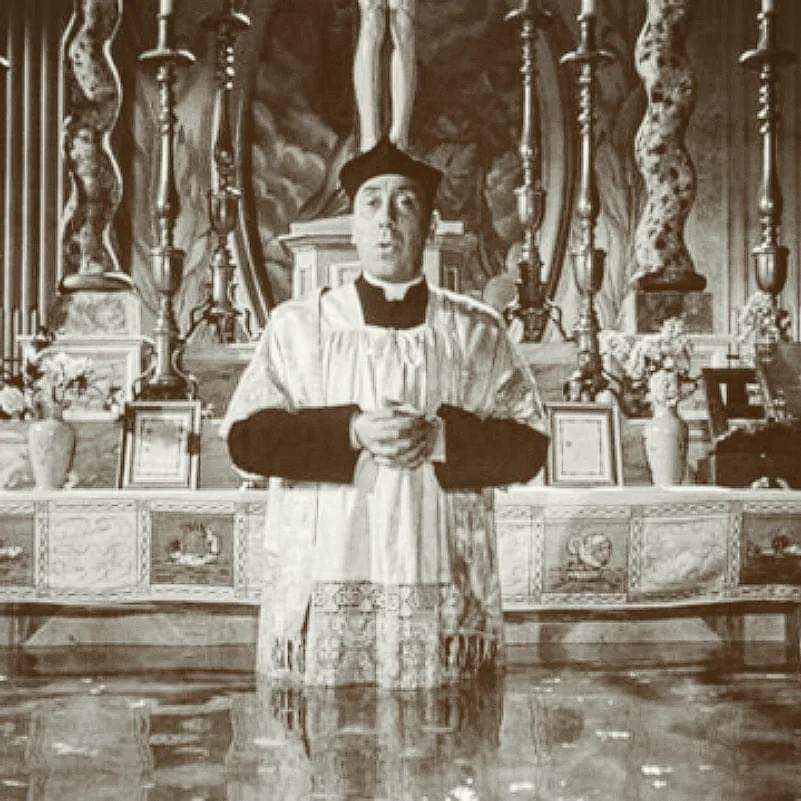 Don_Lazzara's tweet image. #DonCamillo: "Fratelli, sono addolorato di non poter celebrare l’ufficio divino con voi, ma sono vicino a voi per elevare una preghiera verso l’alto dei cieli. Non è la prima volta che il fiume invade le nostre case. Un giorno però le acque si ritireranno ed il sole tornerà a