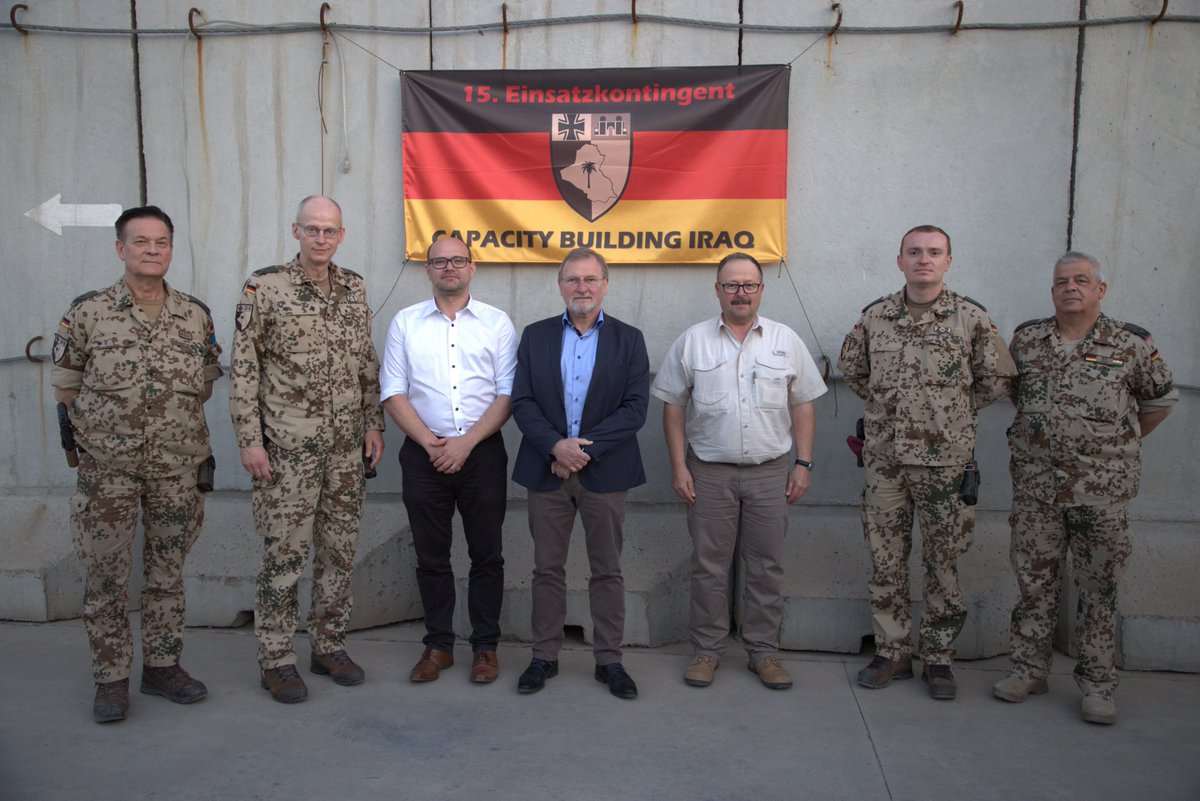 Die #BundeswehrimEinsatz begrüßte bei #CapacityBuildingIraq in Erbil eine Delegation des Generalkonsulates und der Deutschen Gesellschaft für Internationale Zusammenarbeit im Camp Stephan. Im Mittelpunkt des Treffens stand das Projekt zum Aufbau einer Unteroffiziersschule.