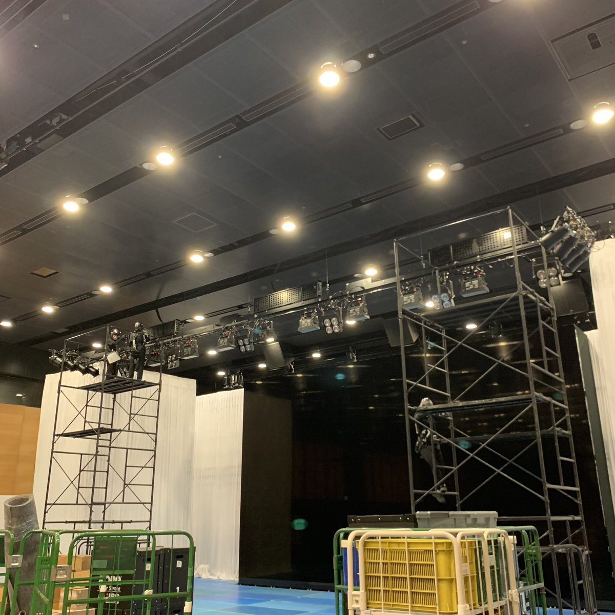 jssinc_co_jp's tweet photo. 【現場紹介】都内某所①
#また会えた崎陽軒 #サス降りない #ローリングタワーで作業 #ご安全に #robelighting #robin600ledwash #colorstrobe #avolites #avolitesquartz #lighting  #stagelighting #lightingdesign_KOJIMA #ミスターJSS #大田区 https://t.co/K58nKKOgnu