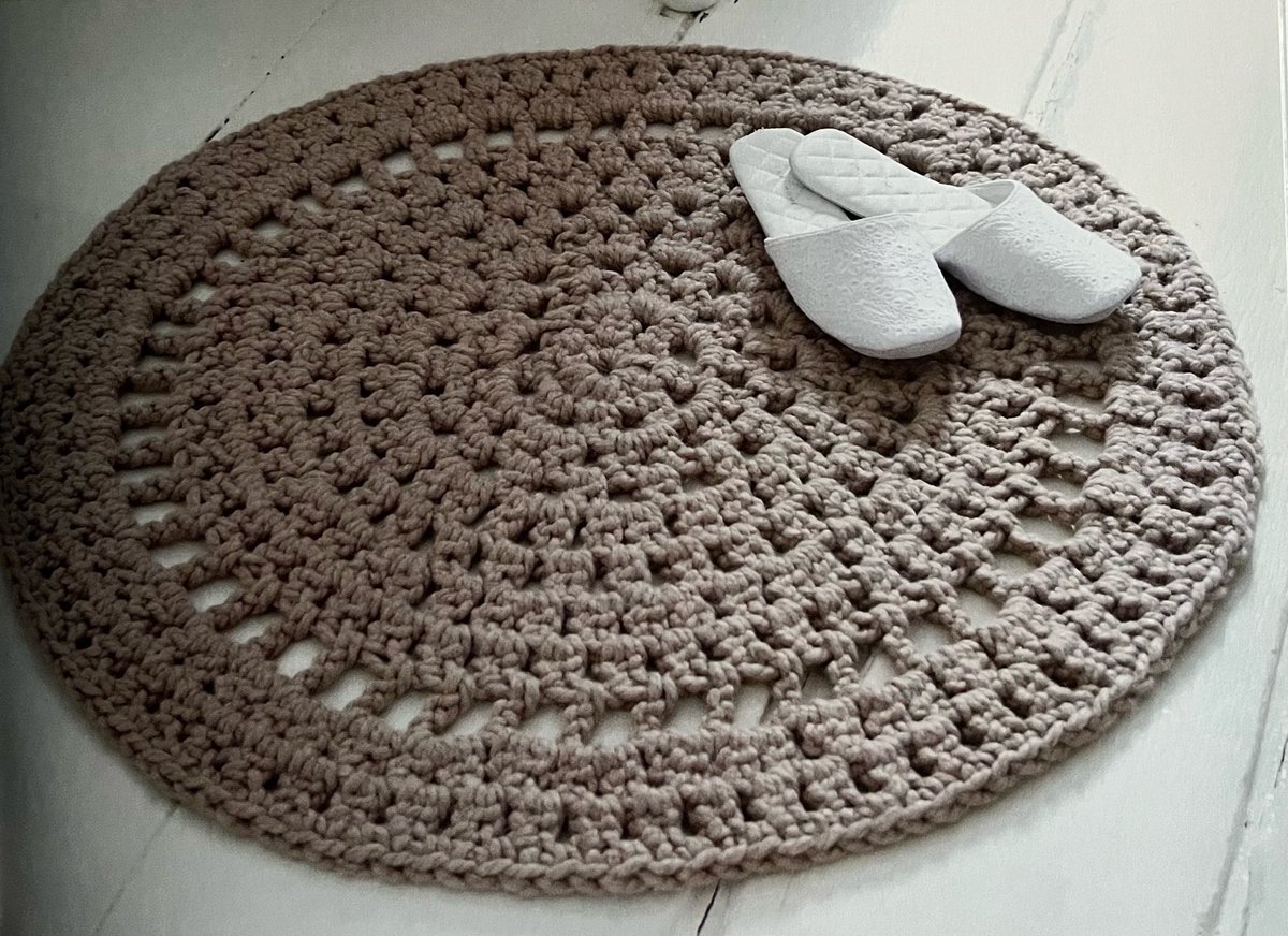 DDCrochetDesign's tweet photo. Crochet Round Chunky Yarn Rug Pattern #rugmaking #crochet #crochetpattern #wip #ssb #earlybiz #MHHSBD #crochetrug #chunkyyarnrug #yarnrug #roundrug #crochetrugs #crocheter https://t.co/RXH5LkDrCD https://t.co/eg26t4a4rC
