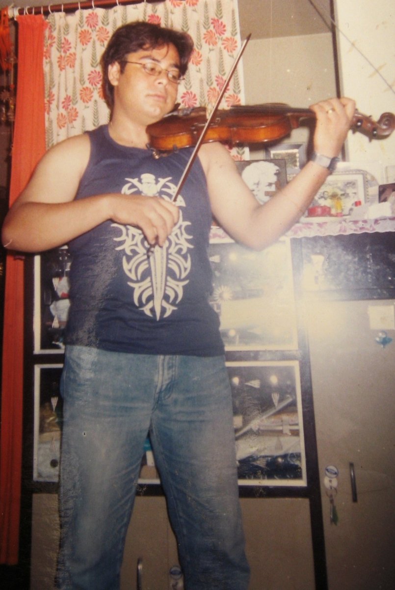 mrmakhal's tweet photo. Okay I am in it too... me at 18 or 19! 😊🎻
The Violent Violinist. 
#MeAt19 #meat18 #Iamat19 #meatteen #wheniwas19 https://t.co/C3KxsqXc4H