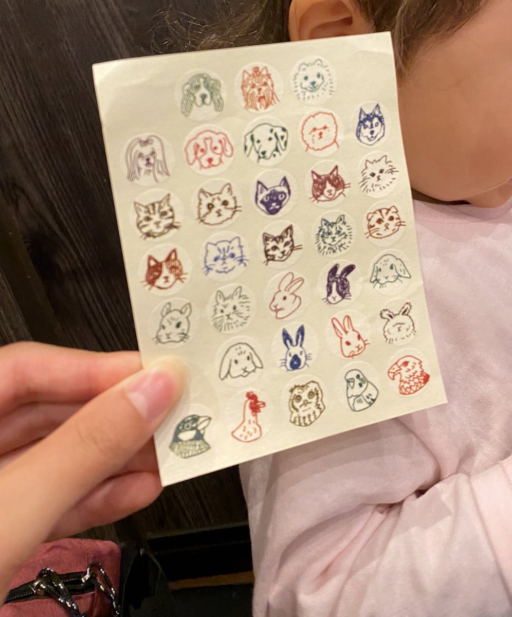maariton's tweet photo. わんわん(知らない人が散歩してる犬)触りたい。って大泣き。泣き叫ばれつつ抱っこして歩いてたら、通りすがりのおばちゃんがシールどうぞってくれた。優しさがボロボロのメンタルに染みて、今度は母の涙が止まらない。 https://t.co/ZahE6lBE3E