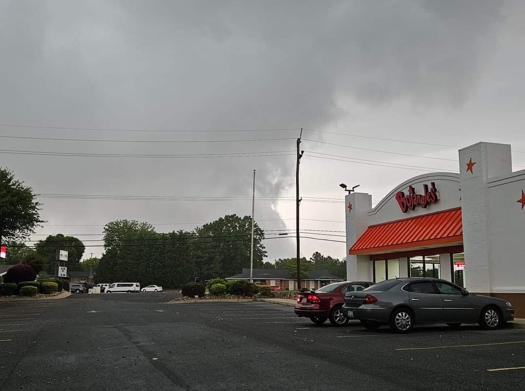 Richard61236964's tweet photo. @NWSGSP we Carolina Storm Spotters captured this just before Havoc unleashed onto Cherryville 
And just by observing the damage it looks like Severe Microburst due to the amount of widespread damage it caused ... Most Damage is fallen/uprooted trees https://t.co/EwmwtnqiOP