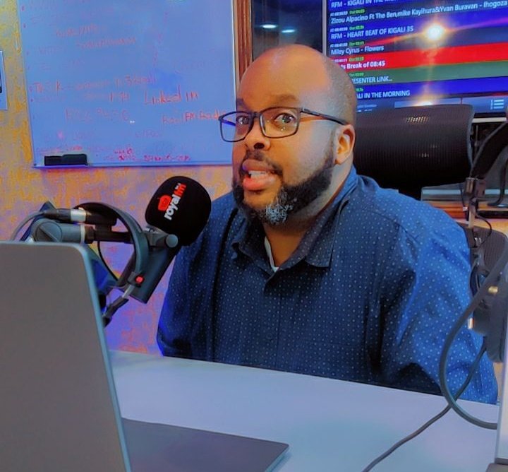 RoyalFMRwanda's tweet photo. ๐Live
#WednesdayMoneyMatters with @isaac_nkusiz
How does one run away from living paycheck to paycheck?
We are #Streaming via Tune in, here๐๐ผ
https://t.co/e9ifb4KcWg
@RegIsheja & @LadyBezo
#KigaliInTheMorning #AllThingsMoney
#RwOT https://t.co/plgeku3DZe