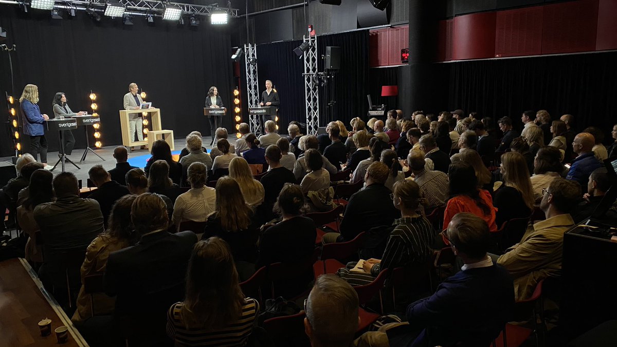 Frukostseminarium om AI och journalistik just nu - delta via menti.com med koden i bilden, och lyssna via appen Sveriges Radio Play eller vår webb här: sverigesradio.se/artikel/frukos…