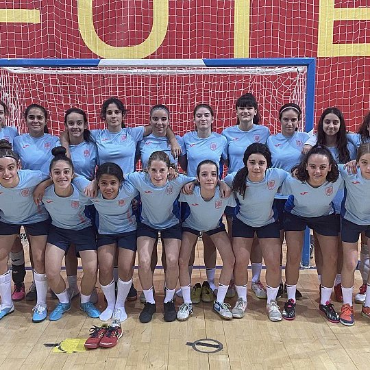 Nuestra jugadora Adriana, está viviendo una experiencia muy positiva en esta concentración con la Selección Española Sub 15 que seguro nunca olvidará. 
Estamos muy orgullosos de ti, Adri!
x.com/sefutbolfem/st…