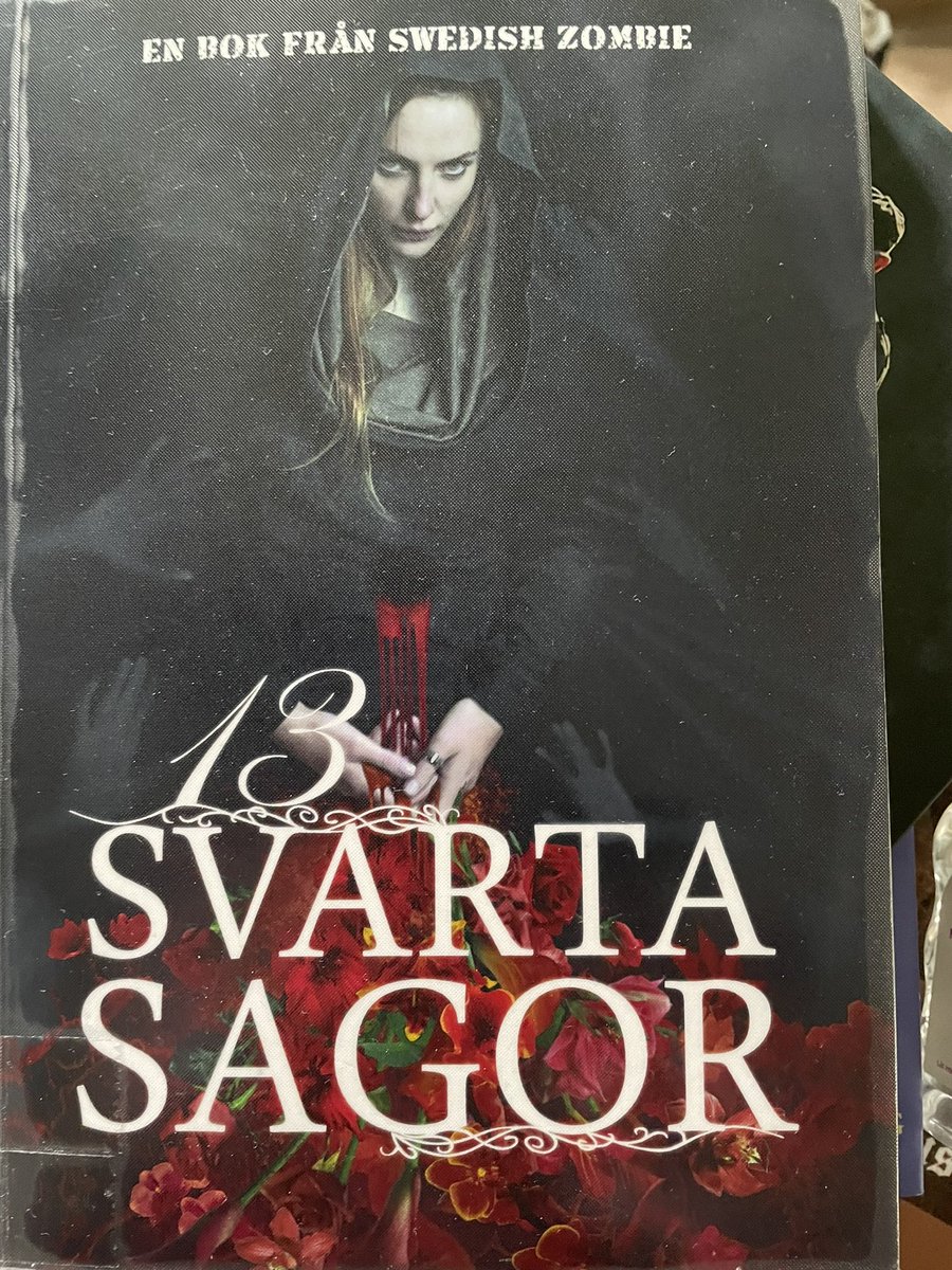 Lite bokläsning från bibblan. Skräcknoveller från <a href="/swedishzombie/">Swedish Zombie</a> 
Omslaget med färgkontraster och blicken fångade mitt intresse.