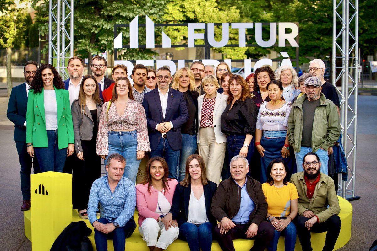 EUiAdeSabadell's tweet photo. 👏🏼Equipaç de gent compromesa i diversa. De gent convençuda de ser l'alternativa que pot guanyar el govern de la ciutat per fer-la més democràtica, feminista i ecologista.

✊🏼Aquesta és la força de la coalició d'#ERC-#EUiA a #Sabadell.

#GuanyemElSabadellDeLaGent
#FuturRepublicà https://t.co/bSHK6Ulwlw