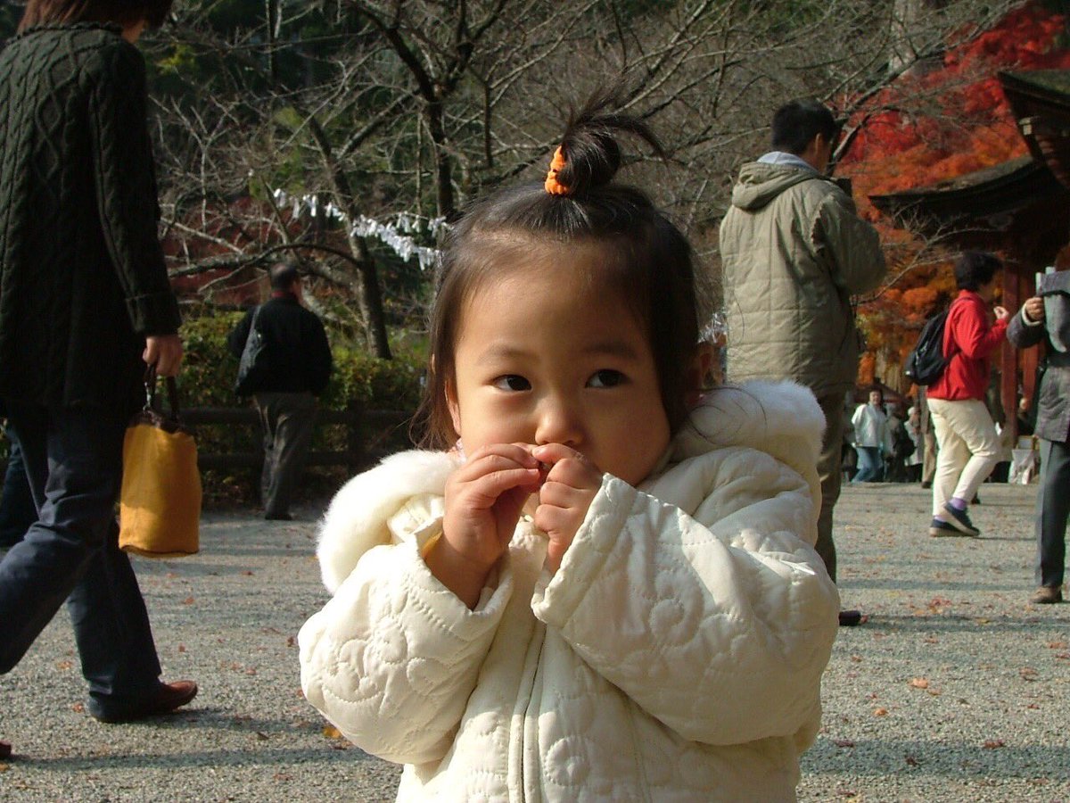 Ayak_jpca's tweet photo. 【両親が意図せずにくれた教育は私が勉強を楽しいと思える原点】

私が
▫️生物が好きなのは両親がよく川に連れて行ってくれて生き物を捕まえていたから
▫️英語が好きなのは母が毎日爆音で洋楽を流していたから
▫️歴史が好きなのは両親が博物館に連れて行ってくれたり勉強に良いとホワイトボードをIKEAで買い時代の流れを追って書いていくのが楽しくなったりしたから
▫️国際支援に興味を持ったのは両親が読み聞かせてくれた青年海外協力隊の経験談を載せた本に感銘を受けたから
▫️起業に興味を持ったのは両親がくれた「旭川動物園の奇跡」という本にワクワクしたから
▫️部活に真剣に取り組むようになったのは父が「野球にはドラマがある」と熱弁してくれたから

これらは両親が何百冊と読み聞かせたり買ったりしてくれた2冊にすぎないし、押し付けではなく何気なくしてくれた日常でしかない❤️‍🔥

教育って何個もある引き出しを開けて子供にピンとくるものを探す事だと何となく思う🚪