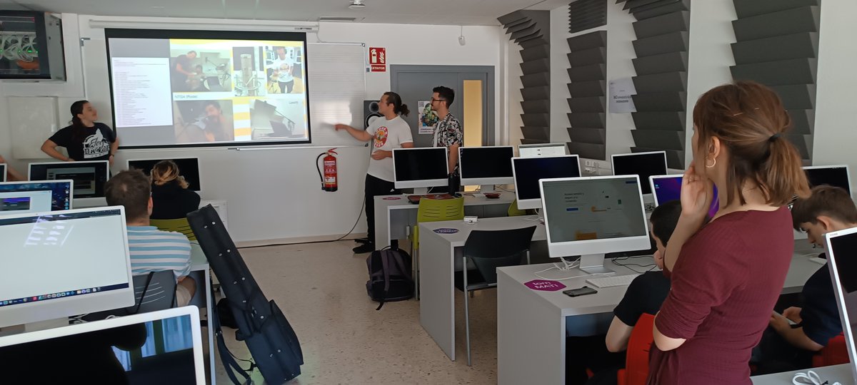 ENTI_BCN's tweet photo. Grup d'alumnes de 1r del #grau en #Producció de #Música i So fent la seva presentació de l'assignatura Disseny de So 1 davant la Dra. Laura Romero.
Han sonoritzat una petita seqüència animada fent des de les veus als #Foley
#àreademúsica #entisound #entilife https://t.co/WWxngWUhIq