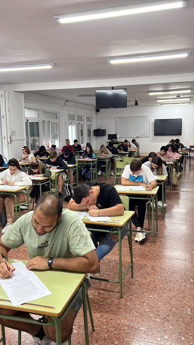 Llegó el “temido” día para los alumnos/as en #CyACartuja el control escrito de #marketing prueba clave para conocer a los nuevos miembros del #Clubdel10 😀 cc <a href="/julylg83/">Julián Liñán Gómez</a> <a href="/Angie_granada1/">Angie Jimenez</a> <a href="/Sensi_Valle/">Sensi Valle</a> <a href="/AlfonsoLatJim/">Alfonso Latorre</a> <a href="/MarinaBalba/">Marina Bautista💫 #TechnovationGirlsMadrid🚀</a> y <a href="/Crtshrd/">Rubén Cortés </a> 🙌🏻